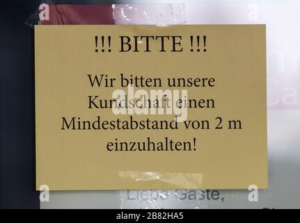 Dresde, Allemagne. 19 mars 2020. Un panneau avec la demande "nous demandons à nos clients de maintenir une distance minimale de 2 mètres" se trouve sur un salon de glace dans la zone piétonne de la "Hauptstraße". Là où de nombreux touristes et habitants de la ville foule dans la capitale de l'État, il y a un vide béant. Le nouveau coronavirus met de plus en plus la vie publique en Saxe au point mort. Crédit: Robert Michael/dpa-Zentralbild/dpa/Alay Live News Banque D'Images