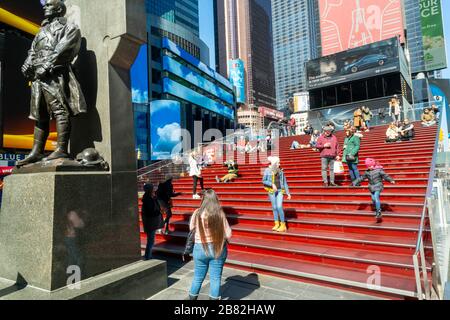 Les marches rouges de Times Square à New York sont exceptionnellement peu fréquentées en raison de la distanciation sociale imposée par la pandémie COVID-19, vue le dimanche 15 mars 2020. (© Richard B. Levine) Banque D'Images