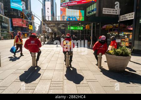 Les vendeurs de billets d'autobus touristiques à New York sont inactifs en raison de la distanciation sociale imposée par la pandémie COVID-19, vue le dimanche 15 mars 2020. (© Richard B. Levine) Banque D'Images