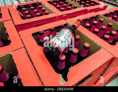 Samara, Russie - 16 mars 2020: Bière alcoolisée en bouteilles de verre prêtes à la vente sur le plateau en supermagasin. Diverses boissons alcoolisées en bouteille an Banque D'Images