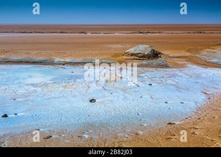 Sel plat dans un lac de sel. Banque D'Images