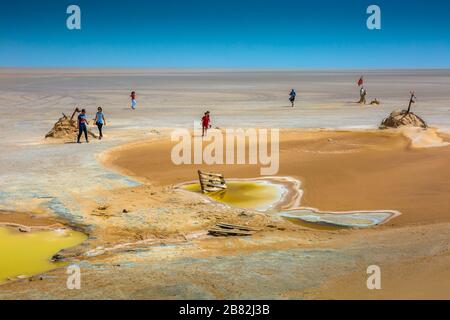 Les gens dans un lac salé. Banque D'Images