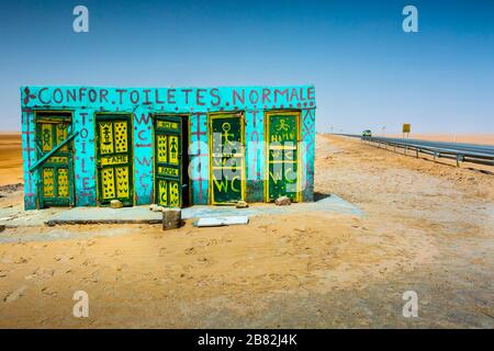 Toilettes dans un lac salé. Banque D'Images