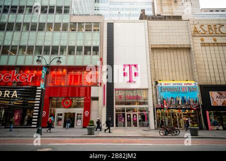 Un magasin T-Mobile USA dans le quartier Herald Square à New York le mardi 17 mars 2020. (© Richard B. Levine) Banque D'Images