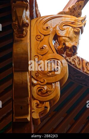 Les chevaux wodden se dirigeant comme une décoration d'un beau yourt en Mongolie Banque D'Images