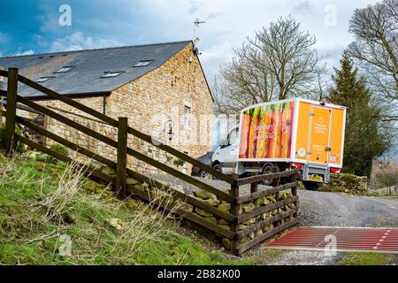 Preston, Lancashire, Royaume-Uni. 19 mars 2020. Une camionnette de livraison de supermarché SainsburyÕs livrant des articles d'épicerie à une maison éloignée, Chipping, Preston, Lancashire, Angleterre, Royaume-Uni. Crédit: John Eveson/Alay Live News Banque D'Images