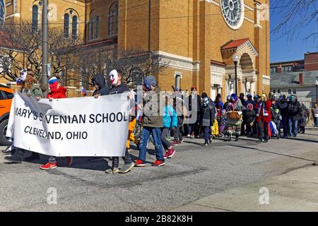 Le groupe de l'école slovène St. Mary's passe devant l'église Saint-Vitus à Cleveland, Ohio, lors du défilé de Cleveland Kurentovanje en 2020. Banque D'Images