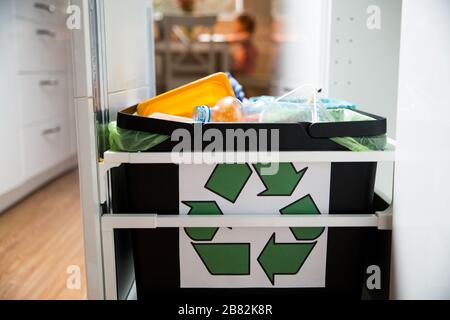 Poubelles vue sur le dessus plat. Trois poubelles avec des ordures triées dans l'armoire de cuisine avec des ordures ménagères séparées - plastique, carton et bio-boîte Banque D'Images