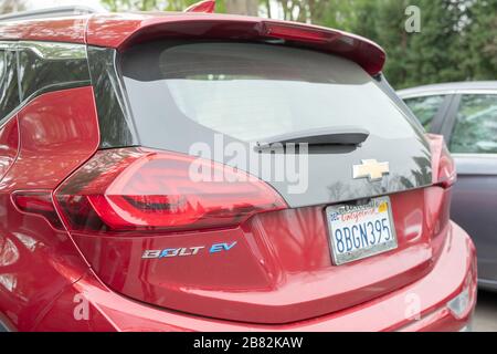 Vue de derrière la voiture électrique rouge Chevrolet Bolt, avec logo visible, à Danville, Californie, mars 2020. () Banque D'Images