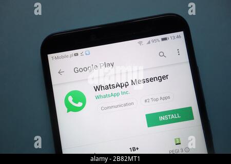 Application WhatsApp Messenger sur le site Web Google Play affiché sur le smartphone Banque D'Images