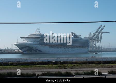 Le navire de croisière Grand Princess, amarré au port d'Oakland, débarque les passagers exposés au coronavirus COVID-19 en vue de la mise en quarantaine, lors d'une éclosion de la maladie dans le nord de la Californie, à Oakland, en Californie, le 12 mars 2020. () Banque D'Images