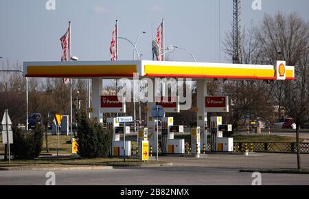 Czestochowa, Pologne, Silesia -17 mars 2020: Station-service SHELL, pompe à gaz, COMBUSTIBLE SHELL V- POWER, SHELL Mayo Save Banque D'Images