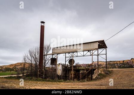 Ancienne chaudière abandonnée utilisée pour distiller la lavande dans la région d'Alcarria en Espagne. Banque D'Images