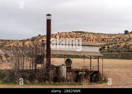 Ancienne chaudière abandonnée utilisée pour distiller la lavande dans la région d'Alcarria en Espagne. Banque D'Images