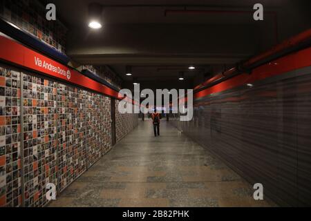 Milan, Italie. 19 mars 2020. Le métro déserté à Loreto s'arrête le 19 mars 2020 à Milan, en Italie. Le printemps fleurit dans les banlieues alors que le gouvernement italien continue à appliquer les mesures de maintien à l'échelle nationale pour contrôler la propagation de la COVID-19. Crédit: Mairo Cinquetti/Alay Live News Banque D'Images