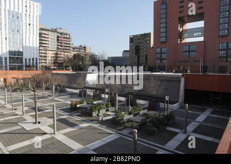 Milan, Italie. 19 mars 2020. Vue générale du district de Bicocca le 19 mars 2020 à Milan, en Italie. Le printemps fleurit dans les banlieues alors que le gouvernement italien continue à appliquer les mesures de maintien à l'échelle nationale pour contrôler la propagation de la COVID-19. Crédit: Mairo Cinquetti/Alay Live News Banque D'Images