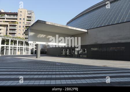 Milan, Italie. 19 mars 2020. Vue générale du district de Bicocca le 19 mars 2020 à Milan, en Italie. Le printemps fleurit dans les banlieues alors que le gouvernement italien continue à appliquer les mesures de maintien à l'échelle nationale pour contrôler la propagation de la COVID-19. Crédit: Mairo Cinquetti/Alay Live News Banque D'Images