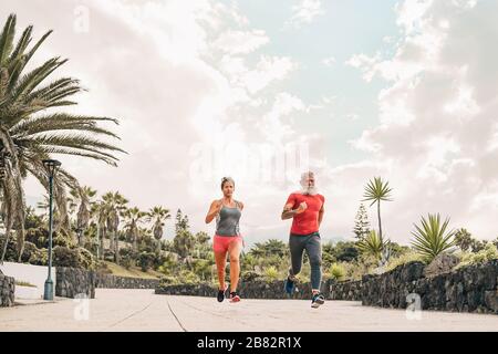 Couple faire une séance d'entraînement en plein air - Sporty People entraînement sprint exercices - activité de santé et style de vie sport concept Banque D'Images