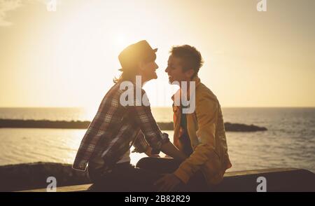 Joyeux couple gay jour de rencontre - jeunes lesbiennes femmes ayant des moments romantiques tendre ensemble en plein air Banque D'Images