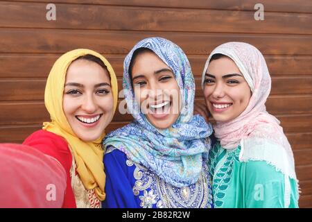 Joyeuses filles musulmanes prenant selfie en plein air - jeunes amis arabes portrait faire de soi photo pour le réseau de médias sociaux Banque D'Images