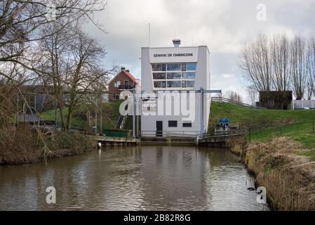 Station de pompage près d'un canal et d'une digue en Hollande. La station pompe l'eau basse à des zones plus élevées. Banque D'Images