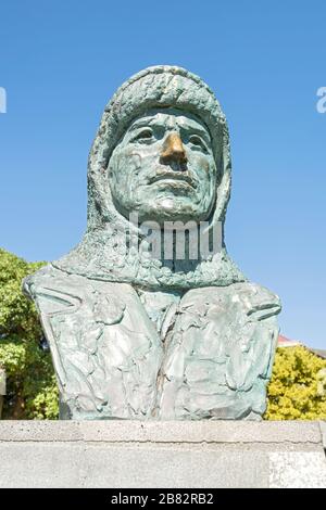 Statue de Frank Worsley, navigateur lors de l'expédition d'Endurance de Shackleton en Antarctique, à Akaroa, île du Sud, Nouvelle-Zélande Banque D'Images