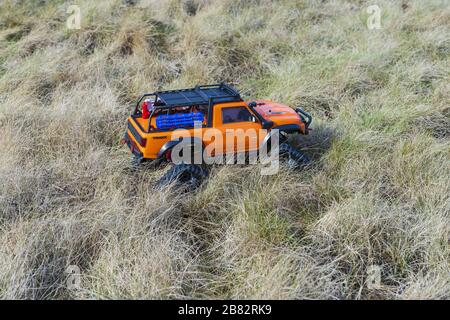 Vue du modèle de voiture de course à commande radio sur fond tout-terrain. Jouets avec télécommande. Temps libre. Concept enfants et adultes. Banque D'Images