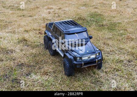 Vue du modèle de voiture de course à commande radio sur fond tout-terrain. Jouets avec télécommande. Temps libre. Concept enfants et adultes. Banque D'Images