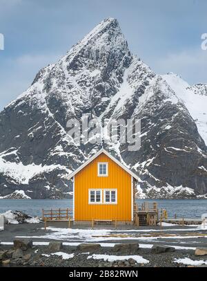 rorbuer traditionnel et Olenilsøy Rock à Lofoten, Norvège Banque D'Images