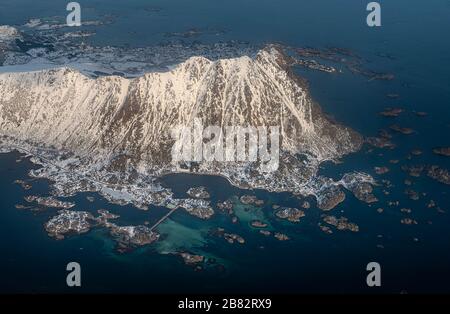 Belle vue aérienne de l'île Lofoten en hiver Banque D'Images