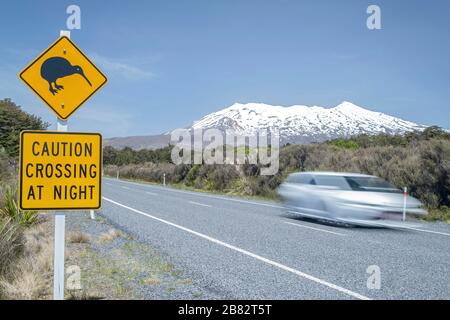 Signalisation routière avertissement de kiwis marchant sur la route la nuit, île du Sud, Nouvelle-Zélande Banque D'Images