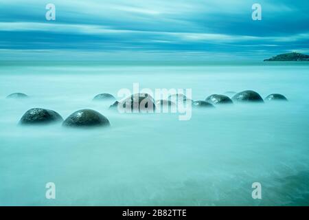 Vue sur les rochers sur la plage de Moeraki, Boulders Beach, South Island, Nouvelle-Zélande Banque D'Images