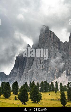 Pics de montagne couverts de nuages, Geislergruppe, Gschnagenhardt Alm, vallée de Villnoess, Dolomites, Tyrol du Sud, Italie Banque D'Images