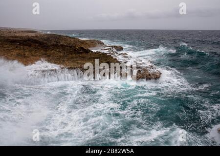 Boka Pistol, crashing vagues dans le parc national Shete Boka, Curacao Banque D'Images