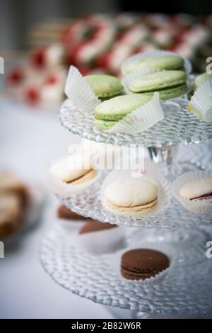 Plateau de macarons colorés sur le plateau d'affichage sur la table de nourriture d'événement Banque D'Images