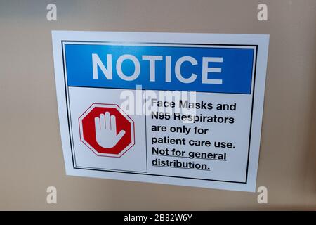 Gros plan des visiteurs d'avertissement d'avertissement que les masques chirurgicaux sont destinés aux patients uniquement dans un hôpital de San Francisco, en Californie, à la suite d'une pénurie de masques et de respirateurs N95 lors d'une éclosion du coronavirus COVID-19, 12 mars 2020. () Banque D'Images