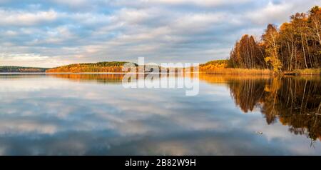 Le lac Grosser Fuerstensee, également connu sous le nom de Fuerstensee, se reflète en automne, la lumière du soir, la forêt et les nuages, le parc national de Mueritz, la région de Serrahn Banque D'Images