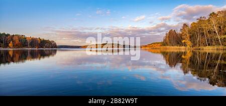 Lac Grosser Fuerstensee, également connu sous le nom de Fuerstensee, en automne, lumière du soir, reflet de la forêt, Parc national de Mueritz, sous-zone Serrahn Banque D'Images