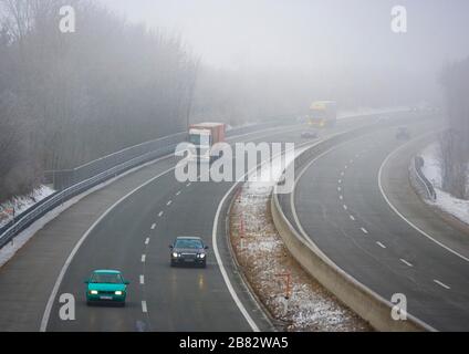 Voitures en brouillard sur l'autoroute, Haute-Autriche, Autriche Banque D'Images