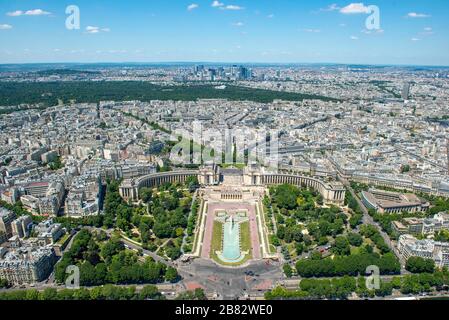 Vue sur la ville, vue depuis la Tour Eiffel avec le jardin du Trocadéro, la place du Trocadéro et du 11 novembre, derrière le quartier de la Défense, Paris Banque D'Images