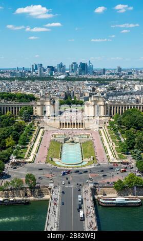 Vue sur la ville, vue de la Tour Eiffel avec Seine et jardin du Trocadéro, place du Trocadéro et du 11 novembre, derrière le quartier de la Défense Banque D'Images