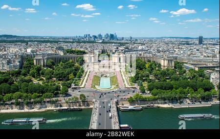 Vue sur la ville, vue de la Tour Eiffel avec Seine et jardin du Trocadéro, place du Trocadéro et du 11 novembre, derrière le quartier de la Défense Banque D'Images