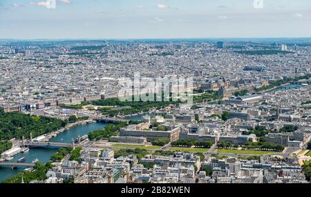 Paysage urbain, vue de la Tour Eiffel sur le Palais du Louvre, Paris, Ile-de-France, France Banque D'Images