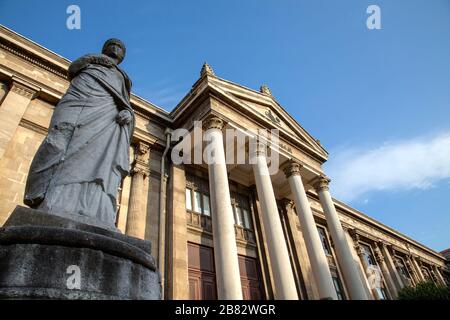 Musée archéologique d'Istanbul porte et statue féminine, Istanbul, Turquie. Banque D'Images