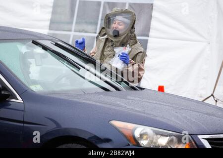 Somerville, États-Unis. 19 mars 2020. Un employé de l'hôpital de CHA Somerville administrera la conduite par le biais du test COVID-19 pour un patient dans le parking de l'hôpital de Somerville, dans le Massachusetts, le jeudi 19 mars 2020. Plus de 5 000 personnes ont fait des tests positifs pour COVID-19 aux États-Unis et au moins 88 sont mortes. 3, 2020. Photo de Matthew Healey/UPI crédit: UPI/Alay Live News Banque D'Images
