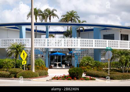 Sarasota, Floride, États-Unis. Toujours populaire auprès des touristes et des habitants, le Cercle Saint-Armand sur Lido Key est proche d'une ville fantôme lors de l'éclosion de COVID-19 Banque D'Images