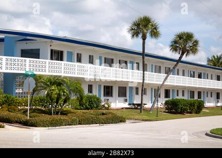 Sarasota, Floride, États-Unis. Toujours populaire auprès des touristes et des habitants, le Cercle Saint-Armand sur Lido Key est proche d'une ville fantôme lors de l'éclosion de COVID-19 Banque D'Images