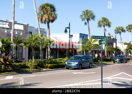 Sarasota, Floride, États-Unis. Toujours populaire auprès des touristes et des habitants, le Cercle Saint-Armand sur Lido Key est proche d'une ville fantôme lors de l'éclosion de COVID-19 Banque D'Images