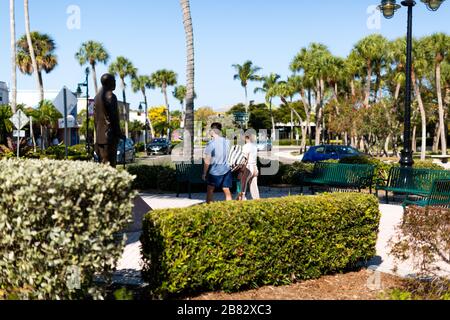 Sarasota, Floride, États-Unis. Toujours populaire auprès des touristes et des habitants, le Cercle Saint-Armand sur Lido Key est proche d'une ville fantôme lors de l'éclosion de COVID-19 Banque D'Images