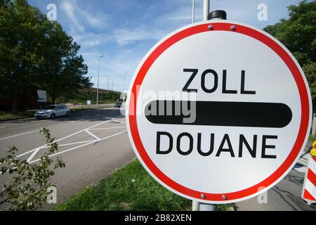 Weil am Rhein, Allemagne - 05 septembre 2010: Stock photo de la frontière suisse-allemande. Douane, Dogana, Zoll, Grenze, Kontrolle, Covid-19, Corona, virus, Schweiz, Deutschland, Grenzuebergang | usage dans le monde entier Banque D'Images